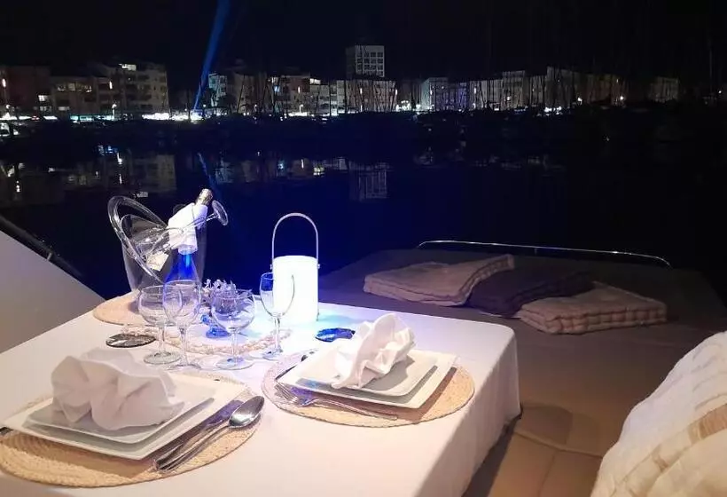 בית מלון כפרי Cap Saint Martin Marina