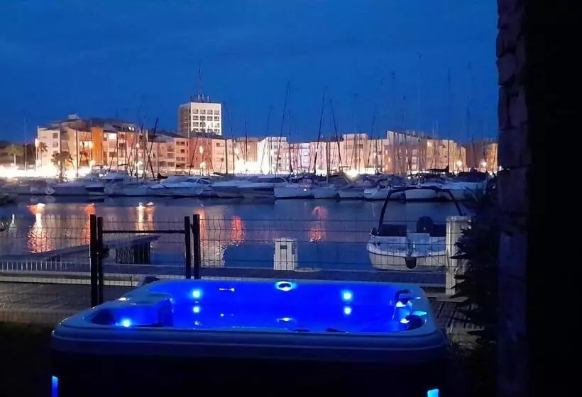 בית מלון כפרי Cap Saint Martin Marina