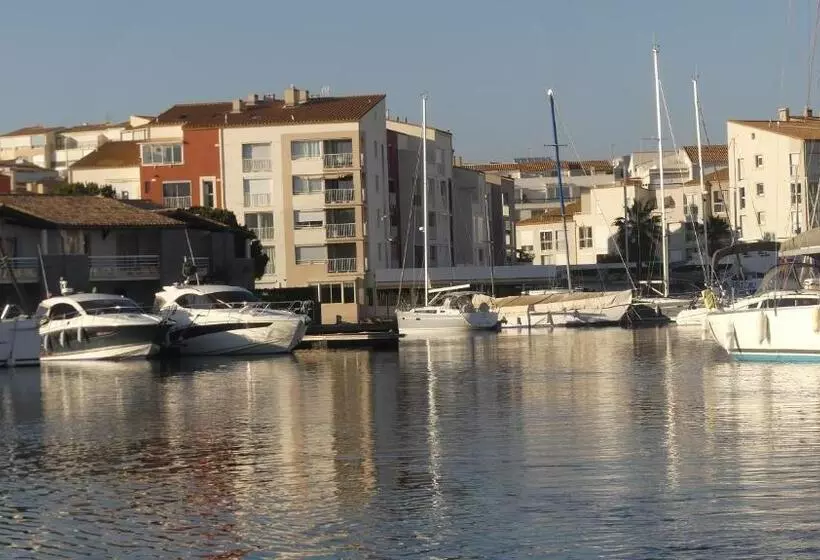 בית מלון כפרי Cap Saint Martin Marina