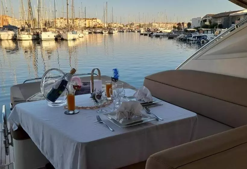 בית מלון כפרי Cap Saint Martin Marina