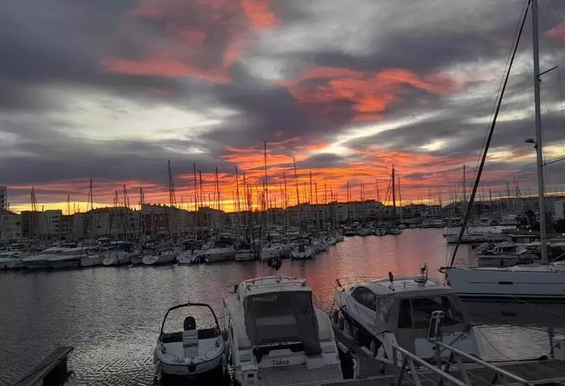 בית מלון כפרי Cap Saint Martin Marina