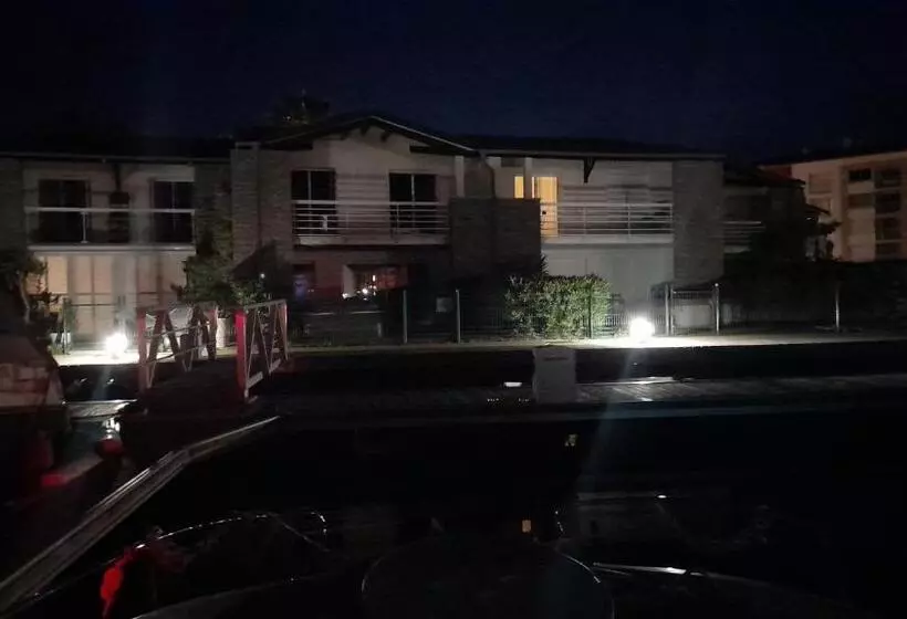 בית מלון כפרי Cap Saint Martin Marina