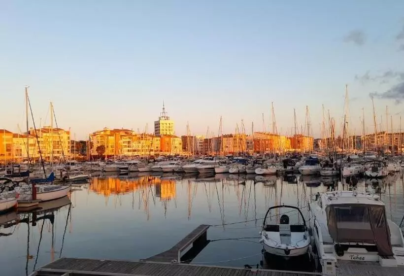 בית מלון כפרי Cap Saint Martin Marina