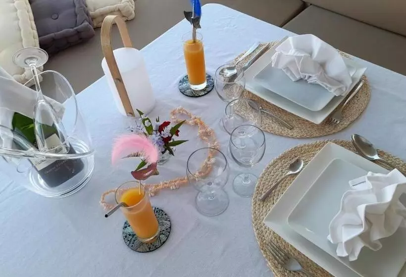 בית מלון כפרי Cap Saint Martin Marina