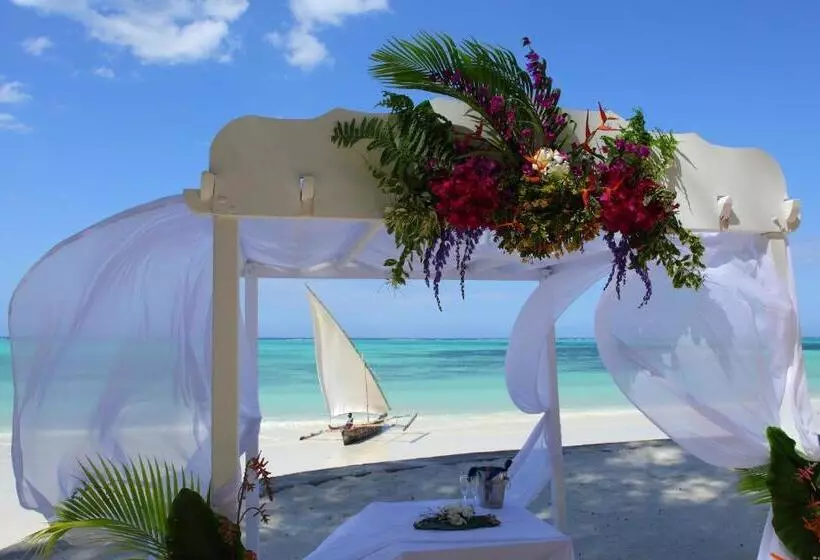 Отель Sultan Sands Island Resort & Spa