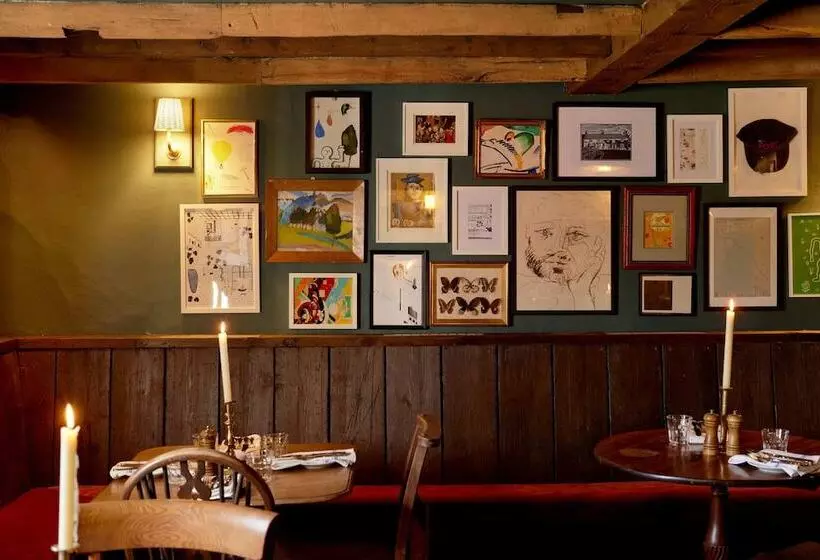 هتل The Queen S Head