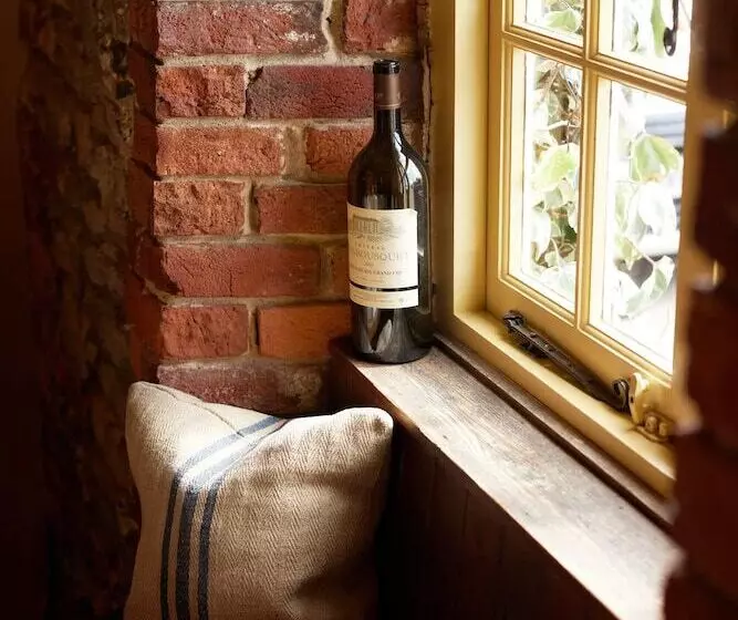 هتل The Queen S Head