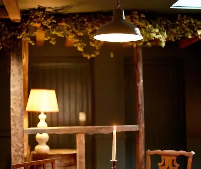 هتل The Queen S Head