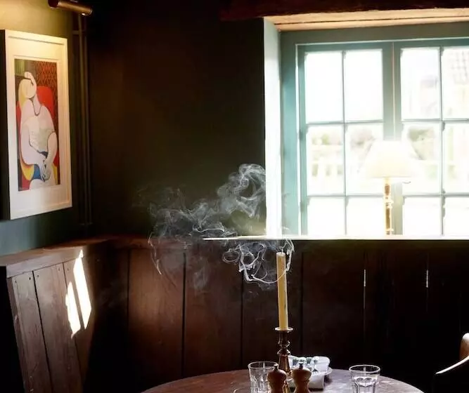 هتل The Queen S Head