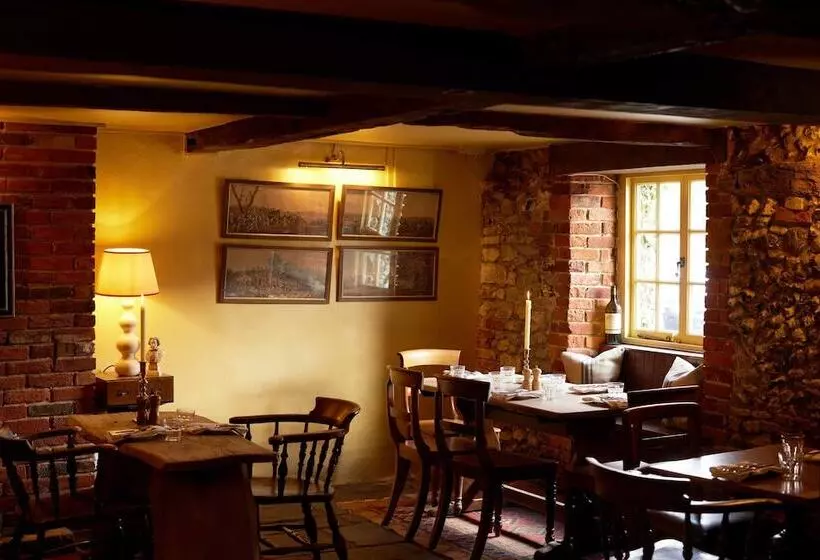 هتل The Queen S Head