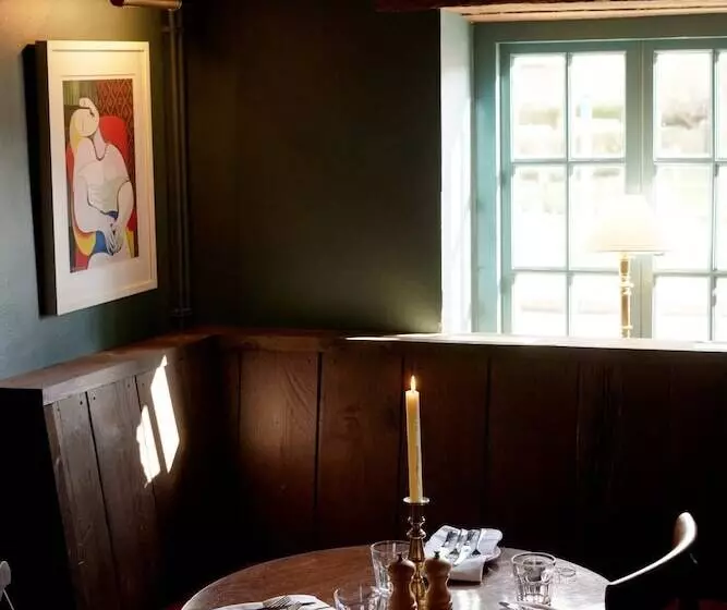 هتل The Queen S Head