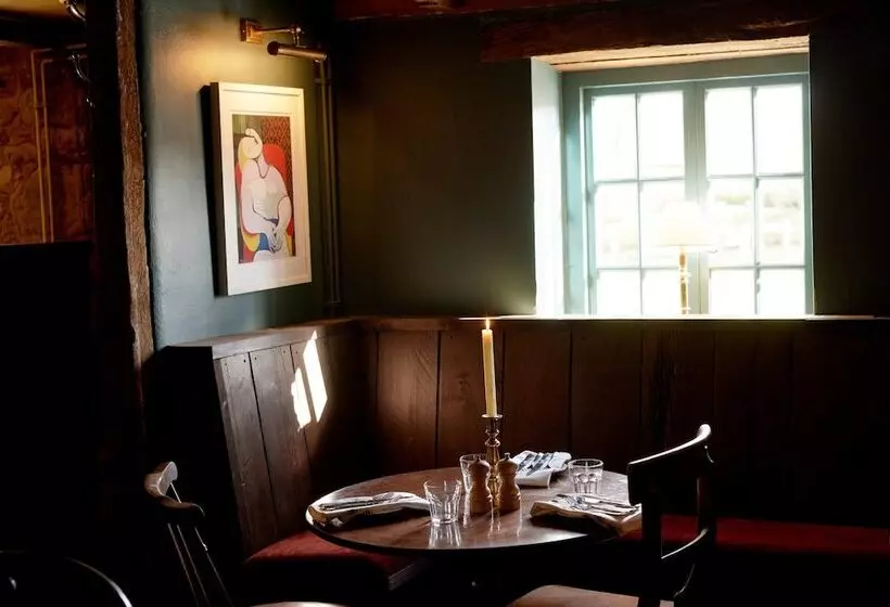 هتل The Queen S Head