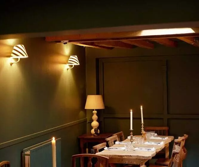 هتل The Queen S Head