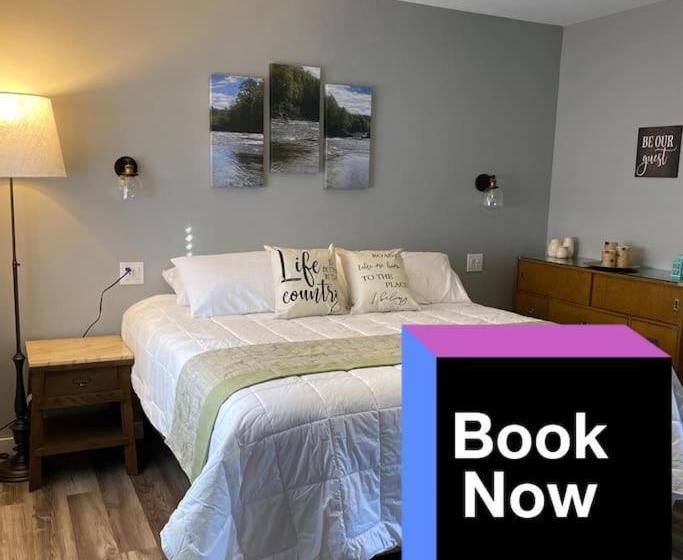 הוסטל Murphys Law Inn 7