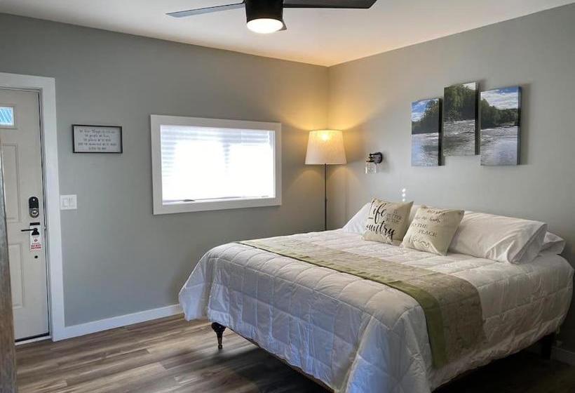 הוסטל Murphys Law Inn 7