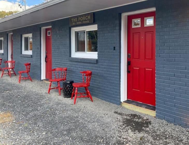 הוסטל Murphys Law Inn 7