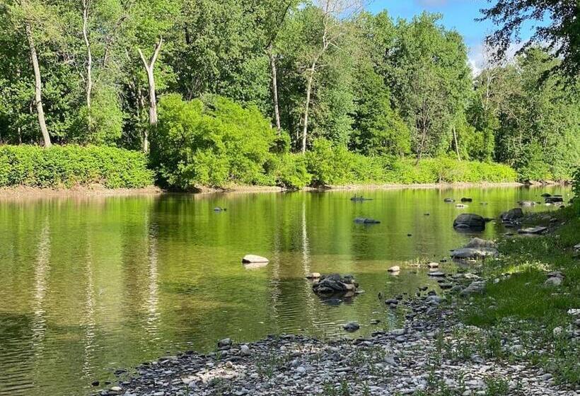 הוסטל Murphys Law Inn 7