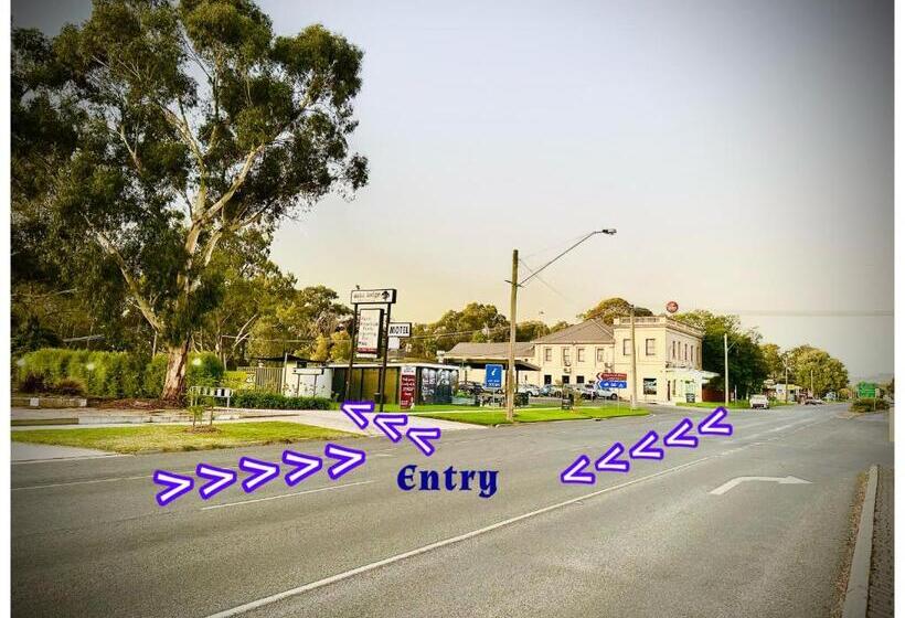 فندق على الطريق Auto Lodge Motor Inn