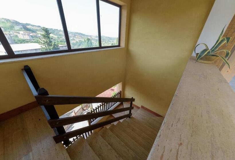 تختخواب و صبحانه Corleone Guesthouse