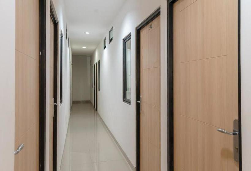 בית מלון כפרי Reddoorz Near Seasons City Mall 3