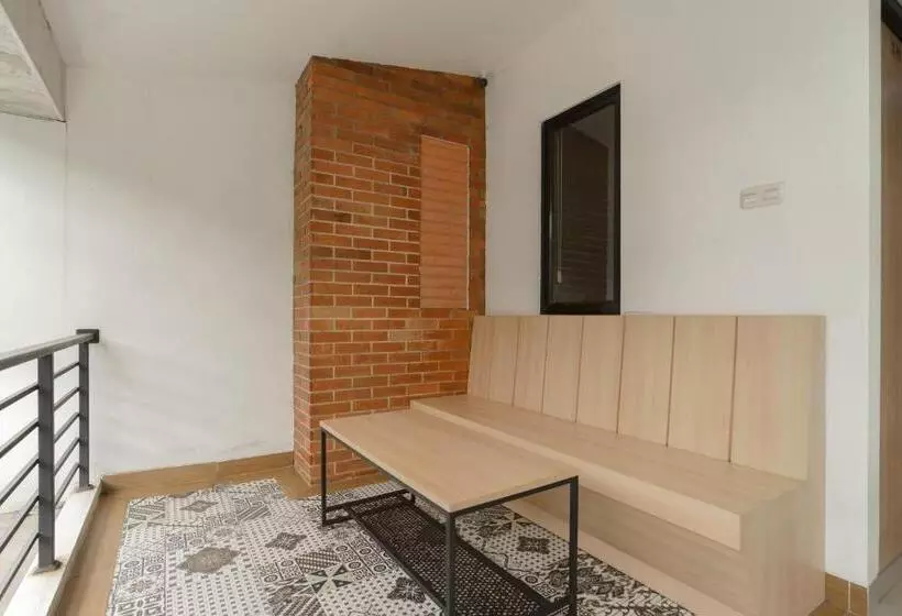 ホテル Reddoorz Near Seasons City Mall 3