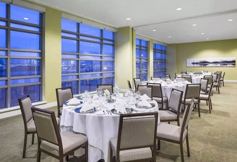 هتل The Westin Wall Centre, Vancouver Airport