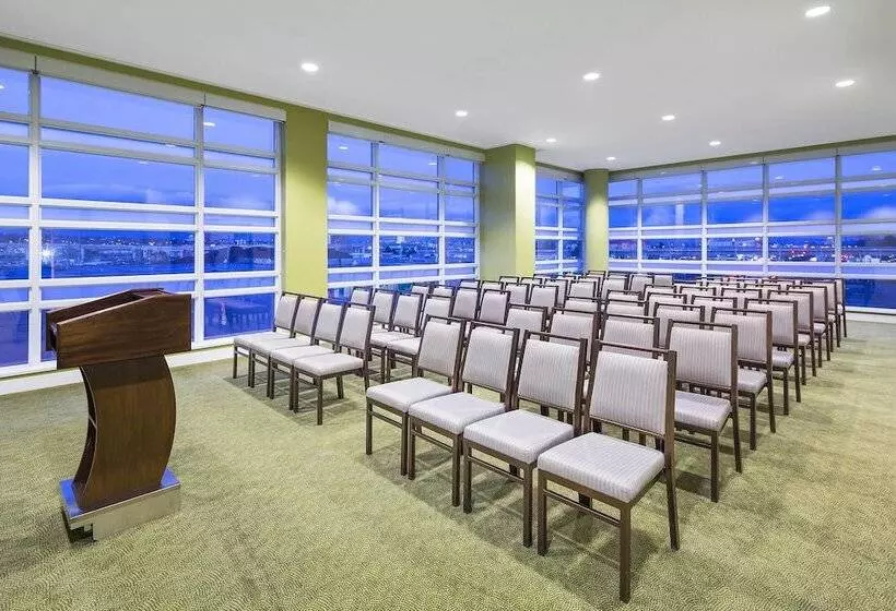 هتل The Westin Wall Centre, Vancouver Airport