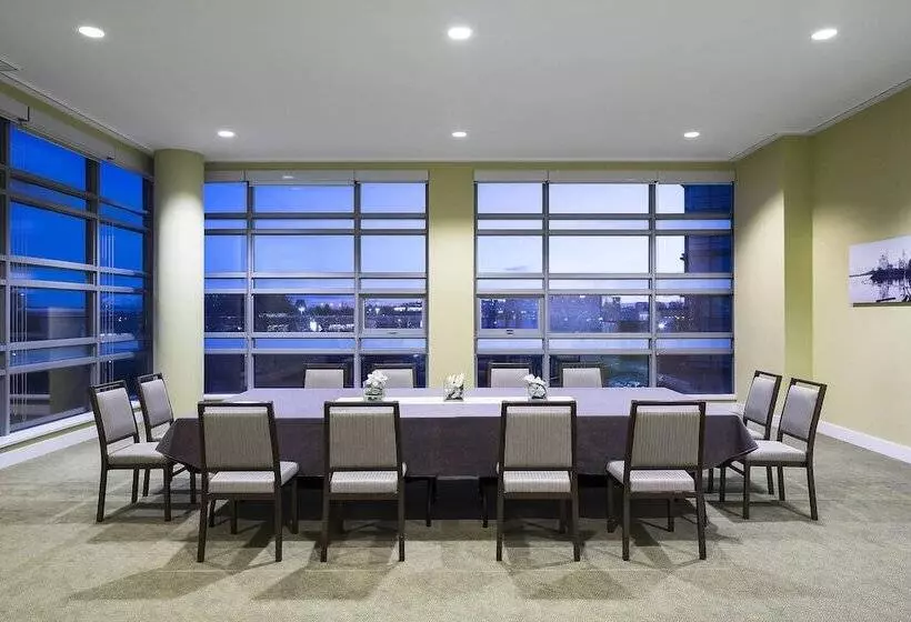 هتل The Westin Wall Centre, Vancouver Airport