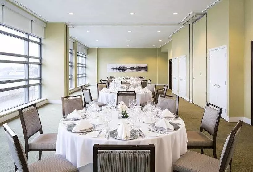 هتل The Westin Wall Centre, Vancouver Airport