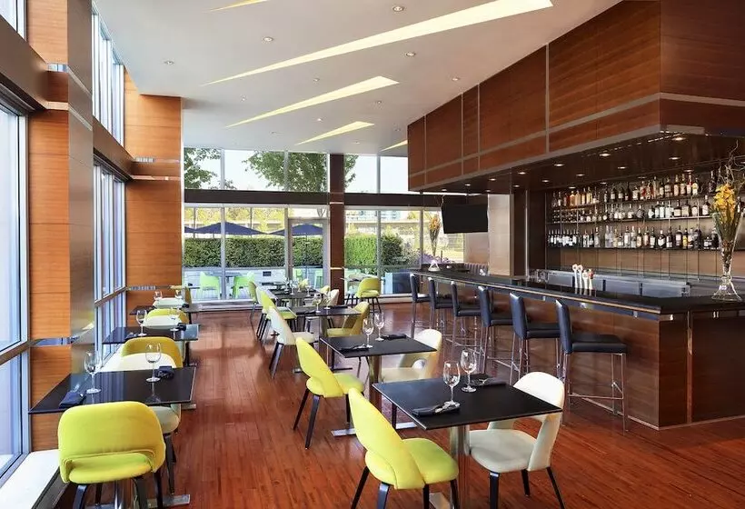 هتل The Westin Wall Centre, Vancouver Airport