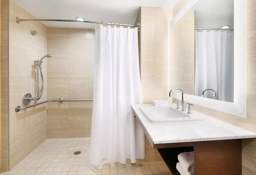 هتل The Westin Wall Centre, Vancouver Airport