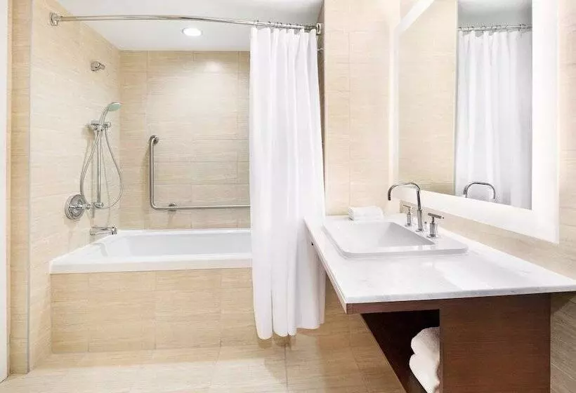 هتل The Westin Wall Centre, Vancouver Airport