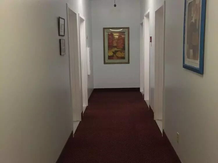 호텔 Travel Inn & Suites Innisfail