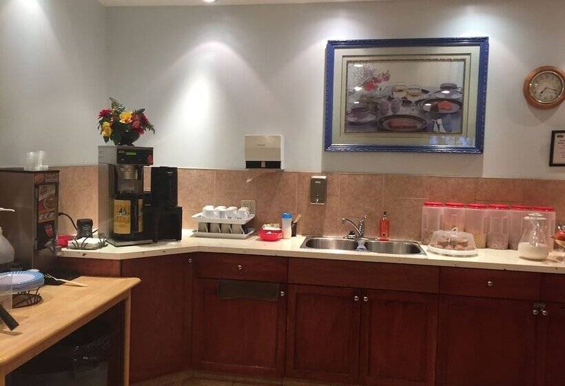 ホテル Travel Inn & Suites Innisfail