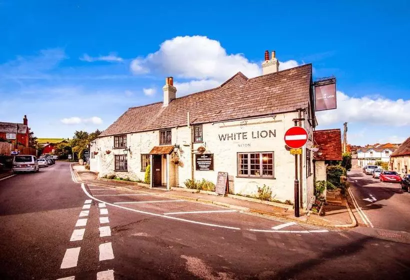 هاستل The White Lion
