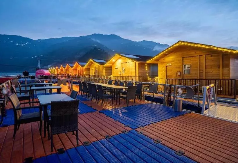 هتل Le Roi Floating Huts & Eco Rooms Tehri