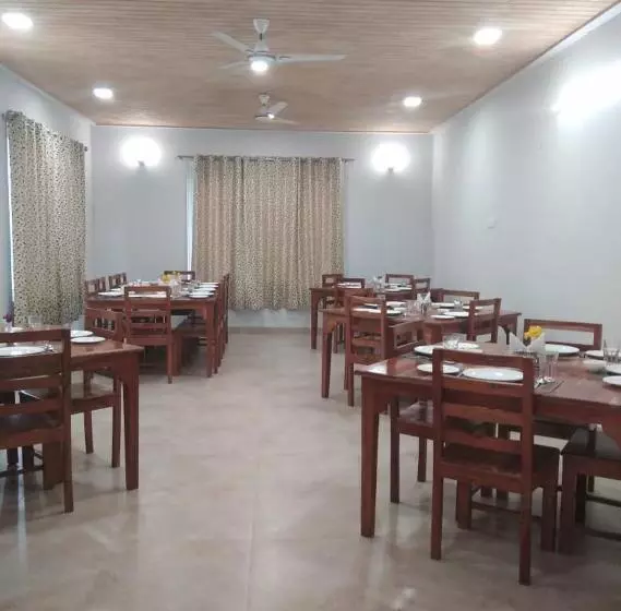 هتل Le Roi Floating Huts & Eco Rooms Tehri