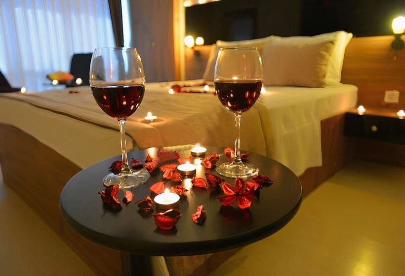 هتل Cois Inn Royal