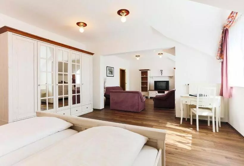 Hotelli Sattelbogener Hof