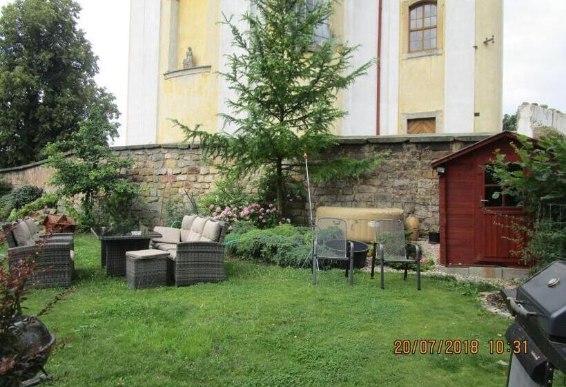 Пансион Fara Choustníkovo Hradiště