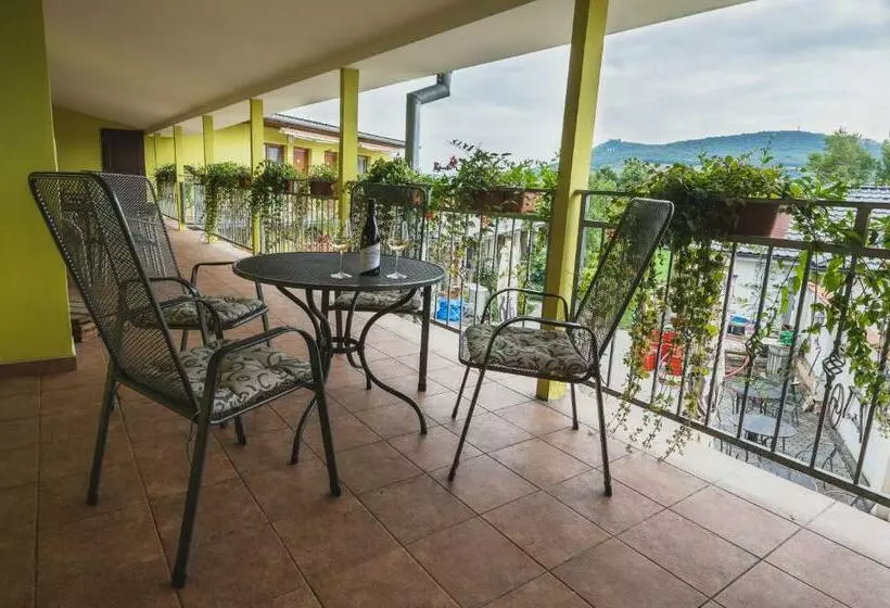 ペンション Penzion A Vinařství Vyskočil Strachotín