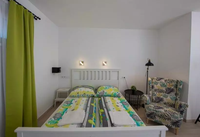 پانسیون Hullam Rooms Siofok