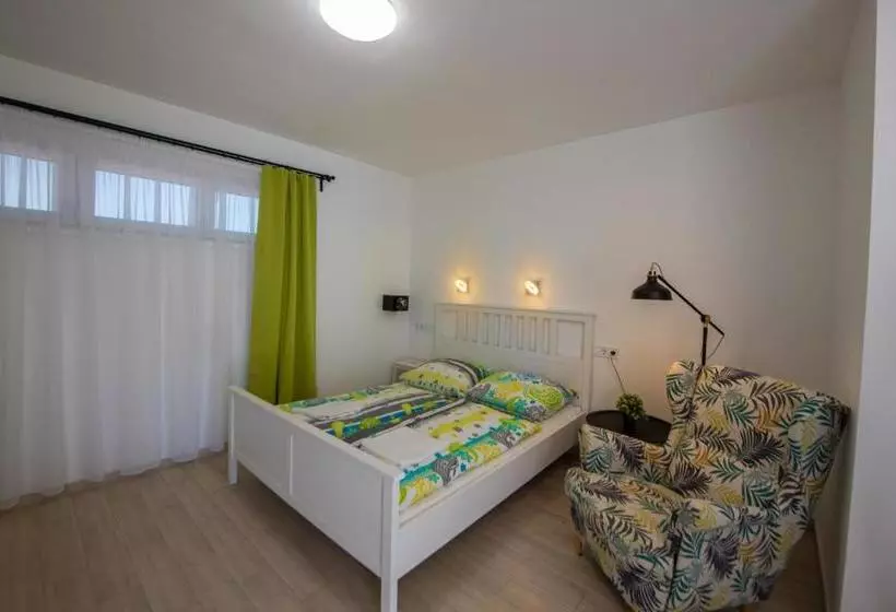پانسیون Hullam Rooms Siofok