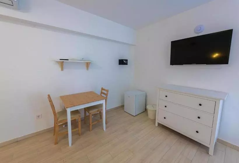 پانسیون Hullam Rooms Siofok