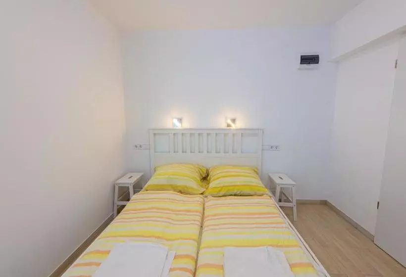 پانسیون Hullam Rooms Siofok