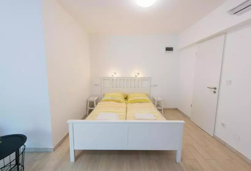 پانسیون Hullam Rooms Siofok