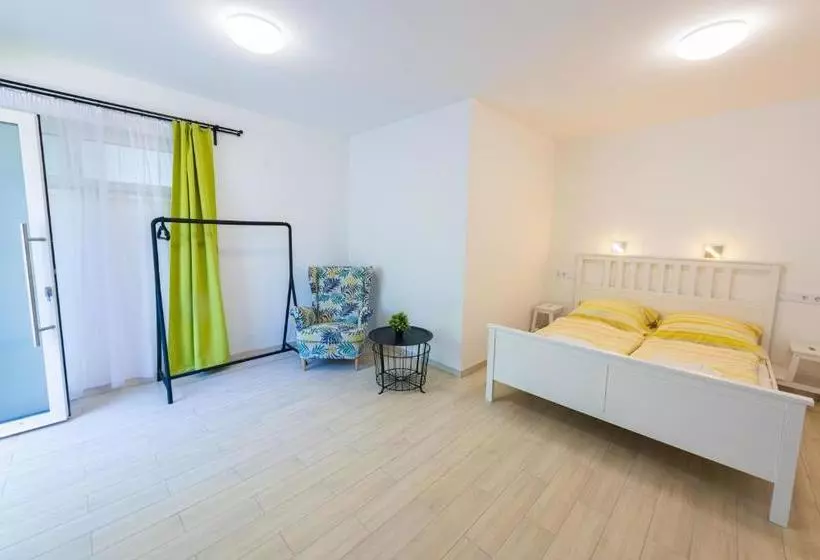 پانسیون Hullam Rooms Siofok