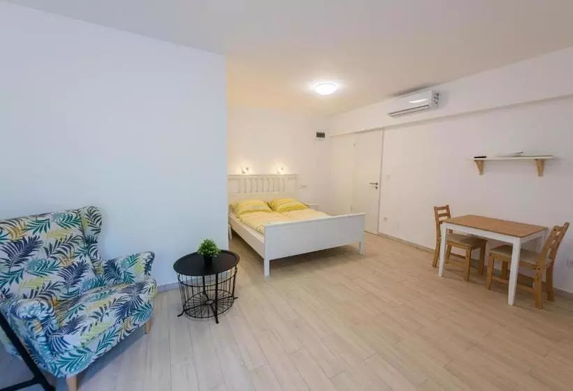 پانسیون Hullam Rooms Siofok