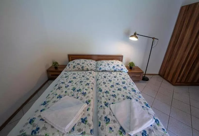 پانسیون Hullam Rooms Siofok