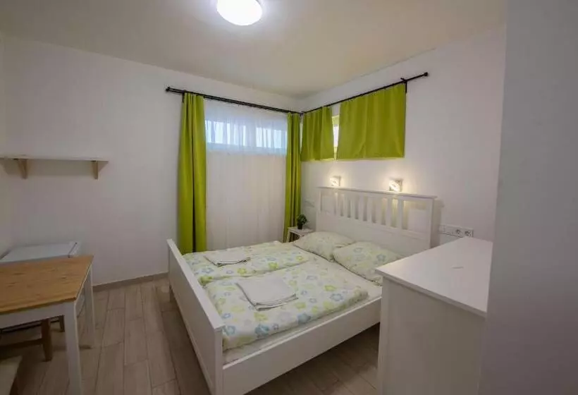 پانسیون Hullam Rooms Siofok